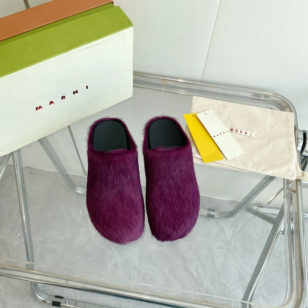💕💕Factory direct selling price p520💕💕 Men's size +20 🔥🔥🔥 MARNI Sabot horse hair slippers A giant trendy horse hair slipper with a toe cap for all seasons, making it a beautiful landscape. The texture makes your feet more beautiful, confident and comfortable. It is a symbol of taste whether you wear it at home or outside! The real thing is very textured and the comfort is great. Fabric: horse hair. Lining: leather lining. Foot pads: leather. Sole: leather insole, rubber sole. Size: women's size 35-40. men's size: 40-46. Complete package.